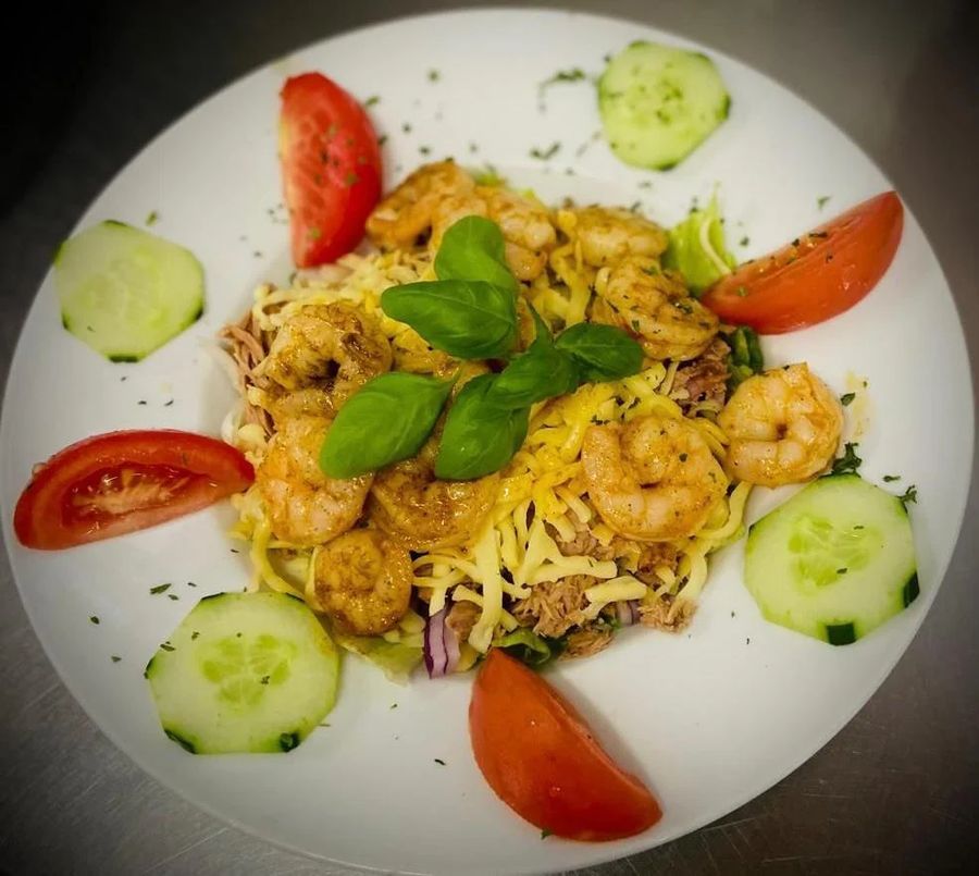 Pasta mit Scampi, Tomaten und Basilikum
