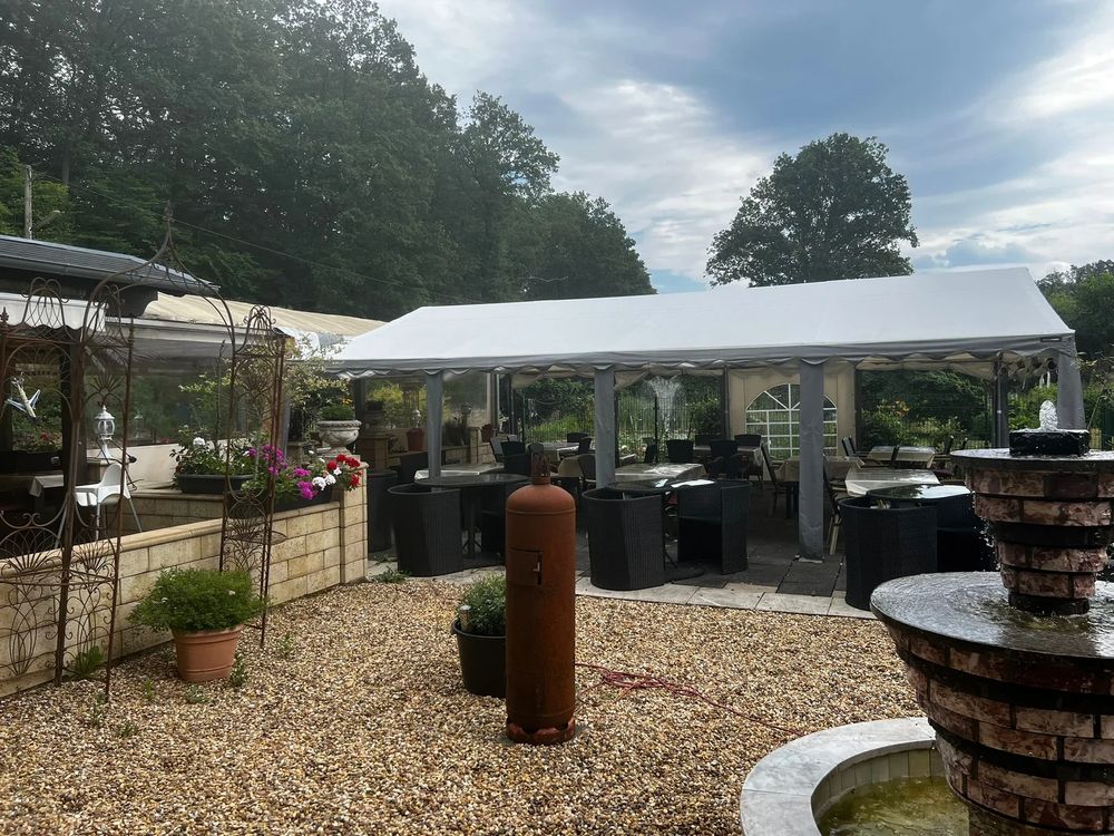 Überdachte Terrasse mit Sitzplätzen im Grünen